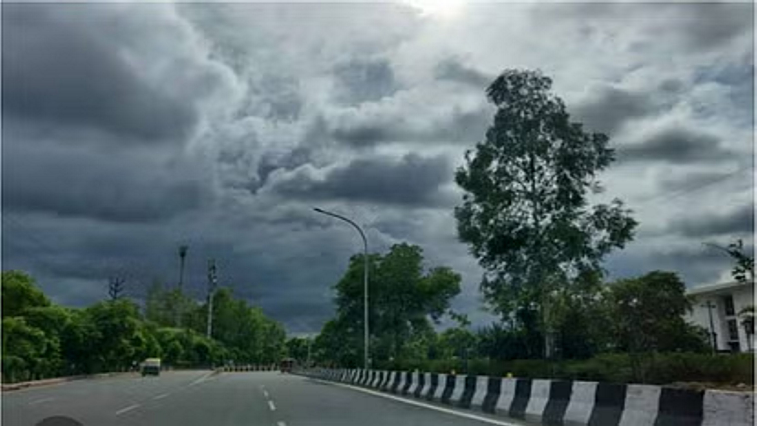 जम्मू-कश्मीर से उत्तराखंड तक बारिश-बर्फबारी, 28 तक ऐसा ही रहेगा मौसम