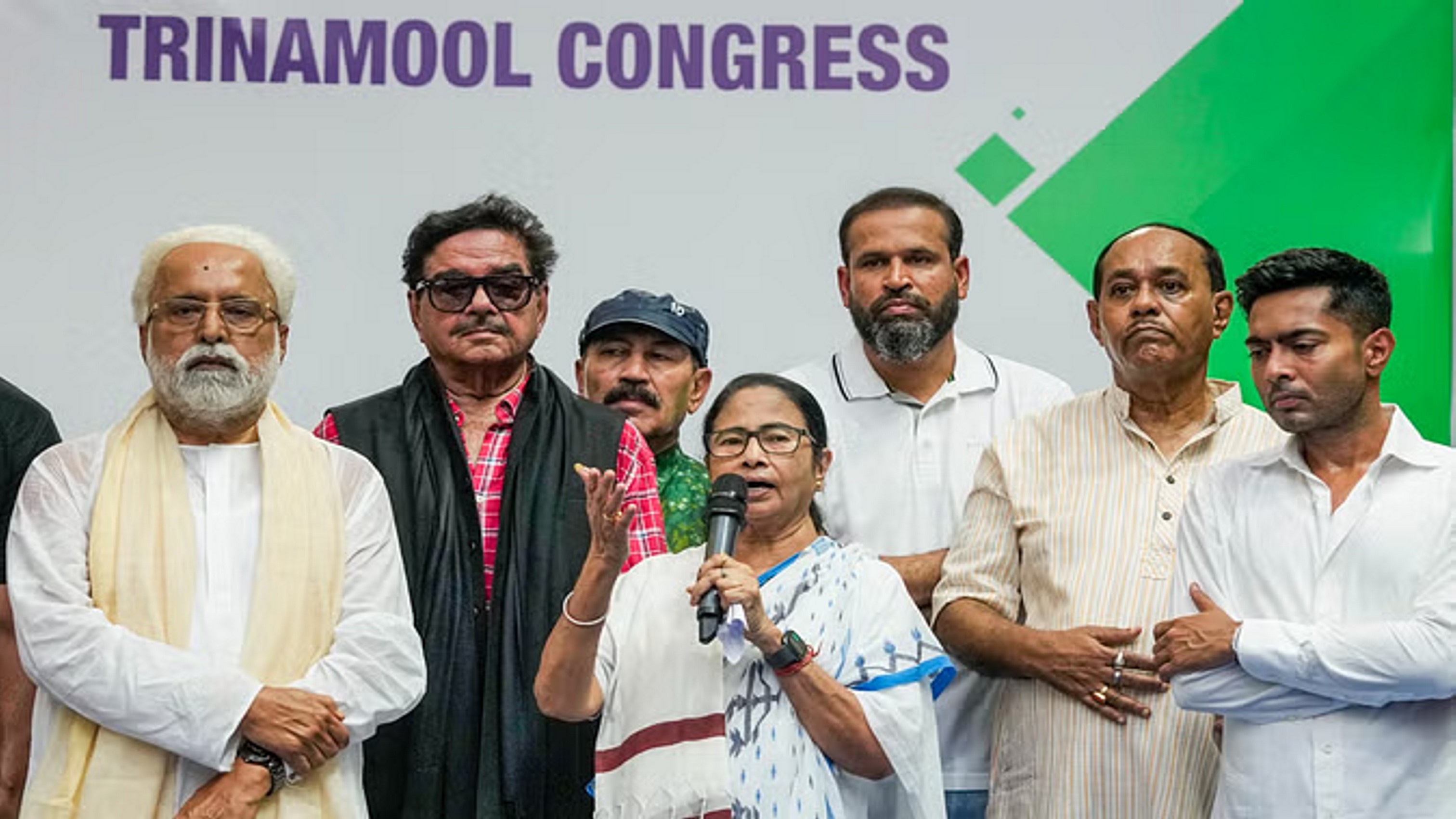 अभिषेक बनर्जी ने ममता संग मतभेद की अटकलों को नकारा