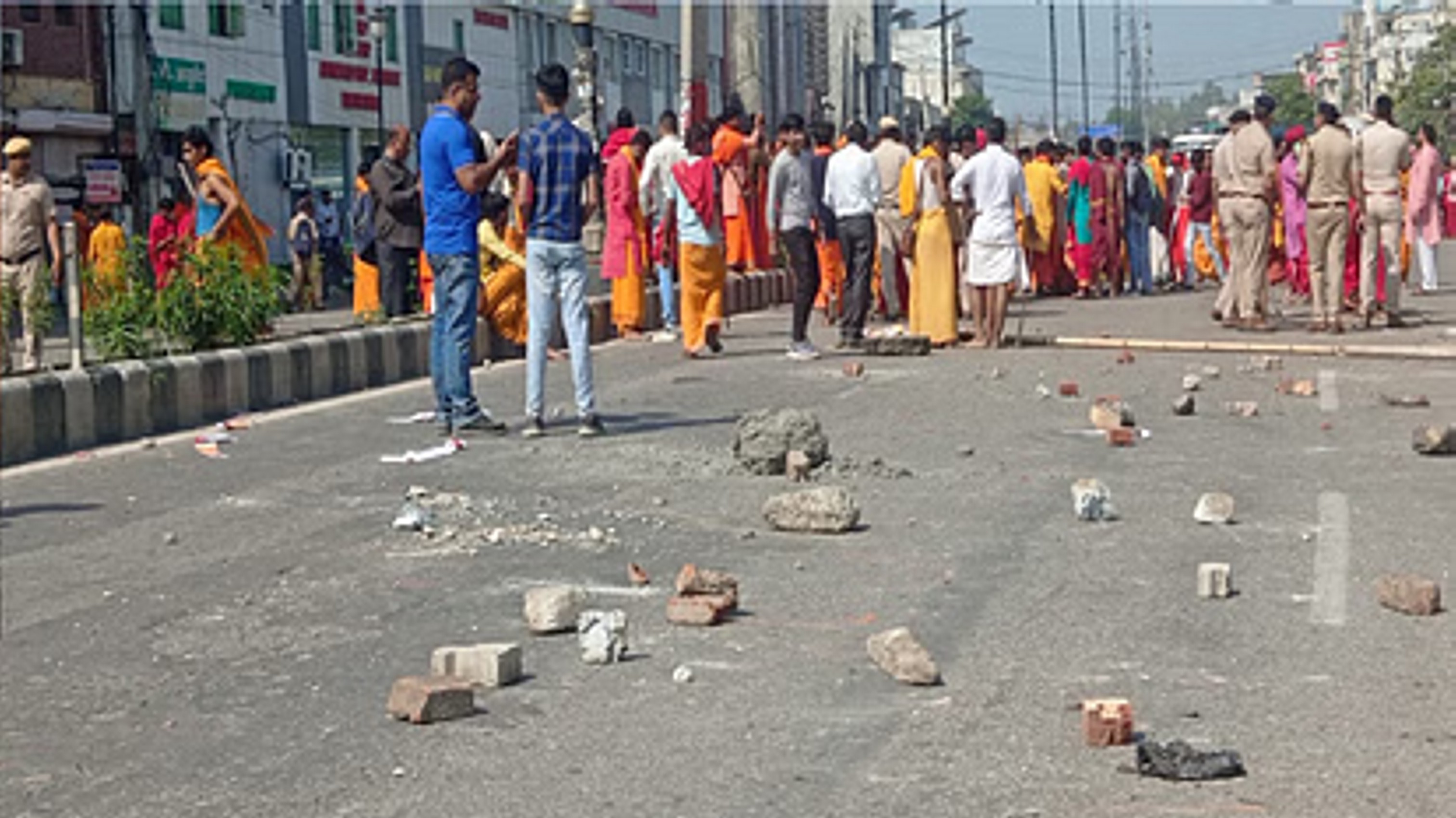 ब्राह्मणों को खाना परोसने को लेकर विवाद