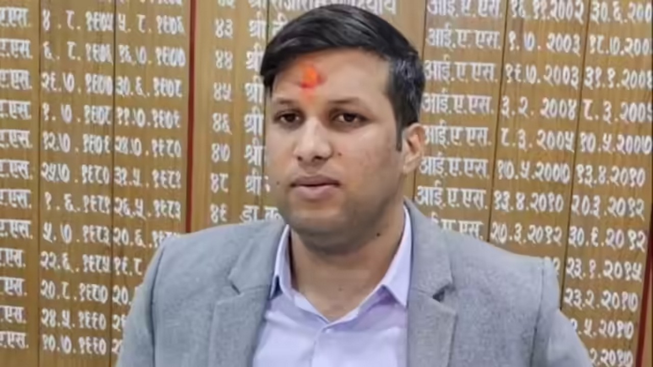 गाजियाबाद डीएम रविन्द्र कुमार मांदड़ ने खुद ही भरा गरीब किसान का बिल