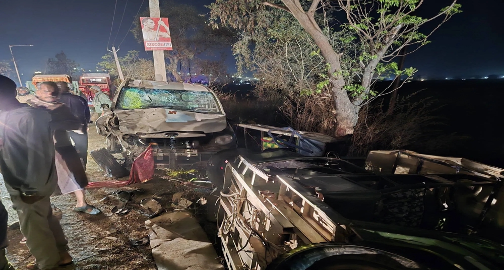 सड़क हादसे में 18 लोग घायल; कार ने ई-रिक्शे को मारी टक्कर