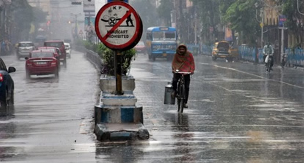 पहाड़ों में बारिश-बर्फबारी, कई मैदानी राज्यों में आंधी और वज्रपात के आसार