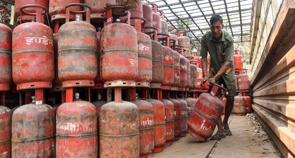 ब्लैक में 5000 का मिल रहा घरेलू LPG सिलिंडर