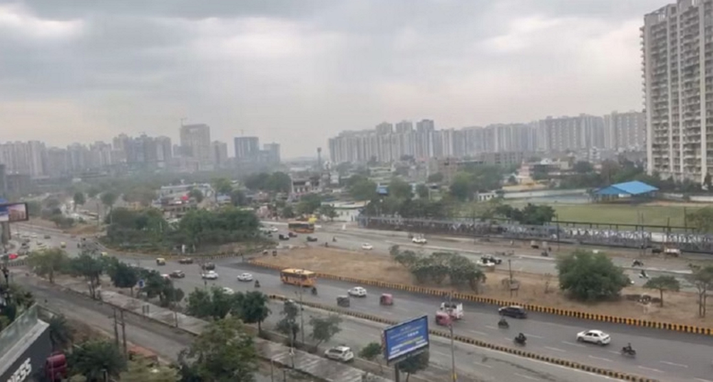 मौसम ने फिर ली करवट, दिल्ली-एनसीआर में छाए बादल और हुई बारिश