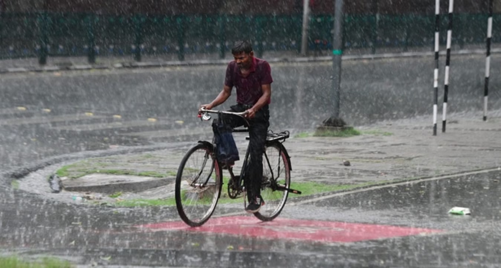 दिल्ली-NCR में बदला मौसम का मिजाज, कई इलाकों में बारिश