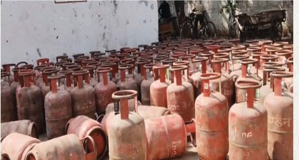 50 LPG सिलिंडर के साथ बाप-बेटे अरेस्ट