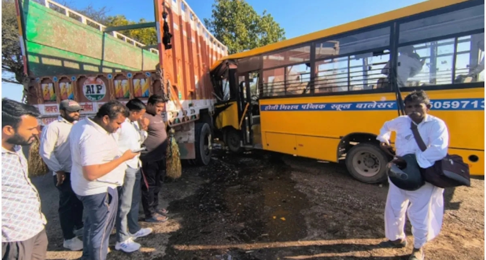 स्कूल बस और ट्रक की जोरदार टक्कर, दस छात्र घायल