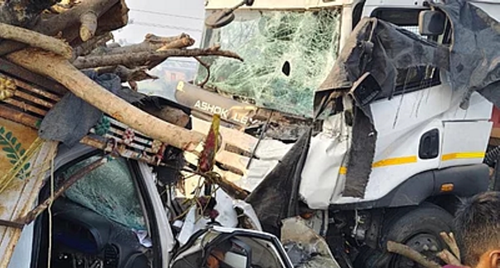 ट्रक समेत चार वाहन आपस में टकराए, दुर्घटना में 11 लोगों की मौत