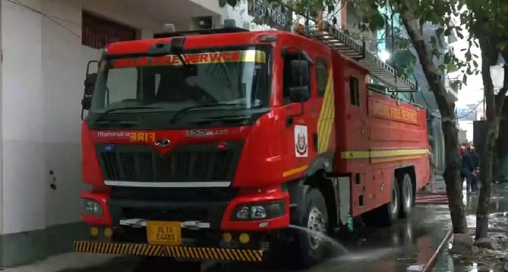 फैक्टरी में लगी आग, दमकल की 10 गाड़ियां मौके पर काबू पाने में जुटीं