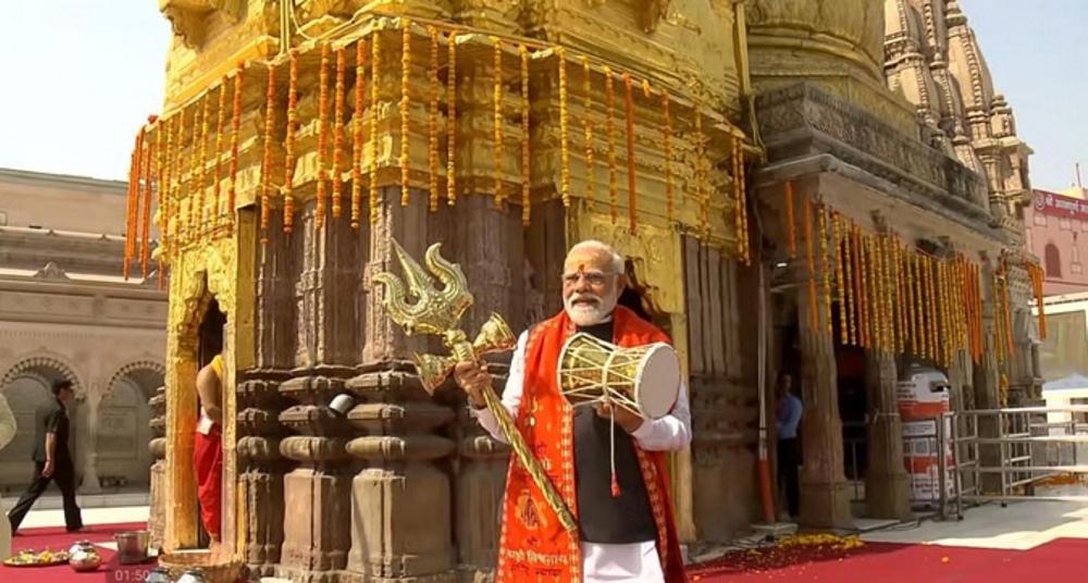 पीएम मोदी ने विश्वनाथ धाम में त्रिशूल और डमरू दिखाकर बाबा के भक्तों का किया अभिवादन