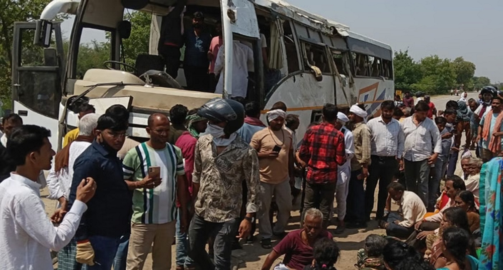 बेकाबू होकर पलटी टूरिस्ट बस, 35 लोग घायल