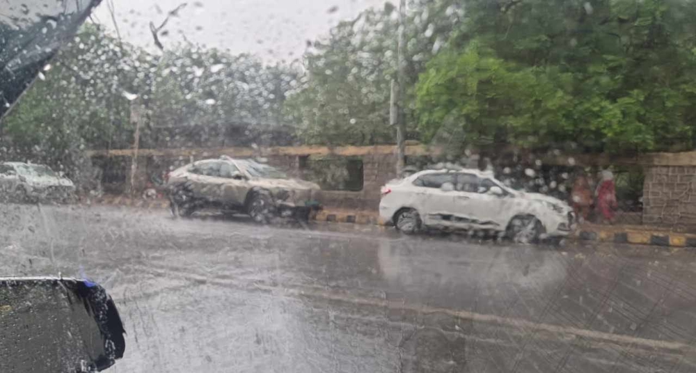 पूर्वोत्तर में भारी बारिश, उत्तर-पश्चिम में आंधी-ओले का अलर्ट