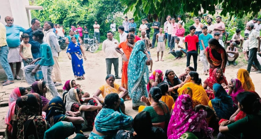घर में पोते और ट्यूबवेल पर दादा की कुल्हाड़ी से काट कर हत्या