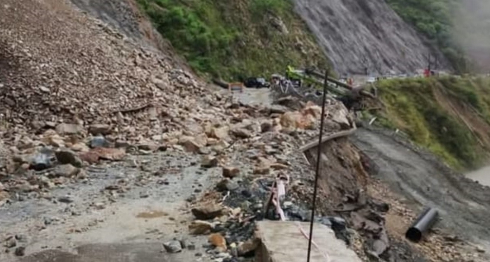 भूस्खलन से बदरीनाथ-गंगोत्री हाईवे कई जगह बंद