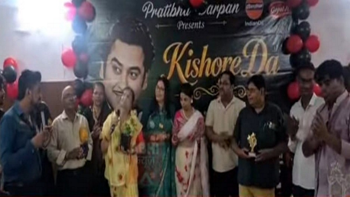 महान गायक किशोर कुमार की जयंती पर मथुरा के कलाकारों ने दी सुरमई श्रद्धांजलि
