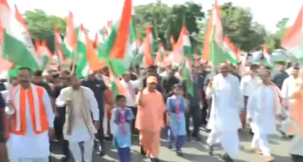 सीएम योगी ने तिरंगा यात्रा का किया शुभारंभ