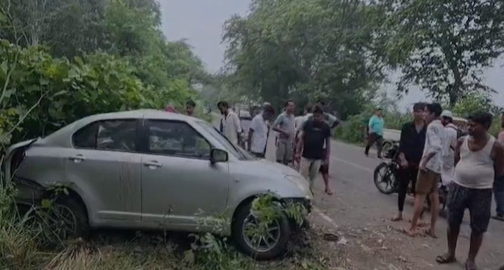 पेड़ से टकराकर पलटी तेज रफ्तार कार, तीन युवकों की मौत, छह घायल