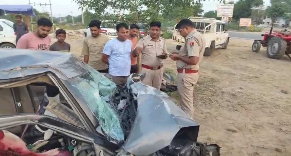 डंपर और कार की आमने-सामने टक्कर, स्वास्थ्यकर्मी समेत चार की मौत