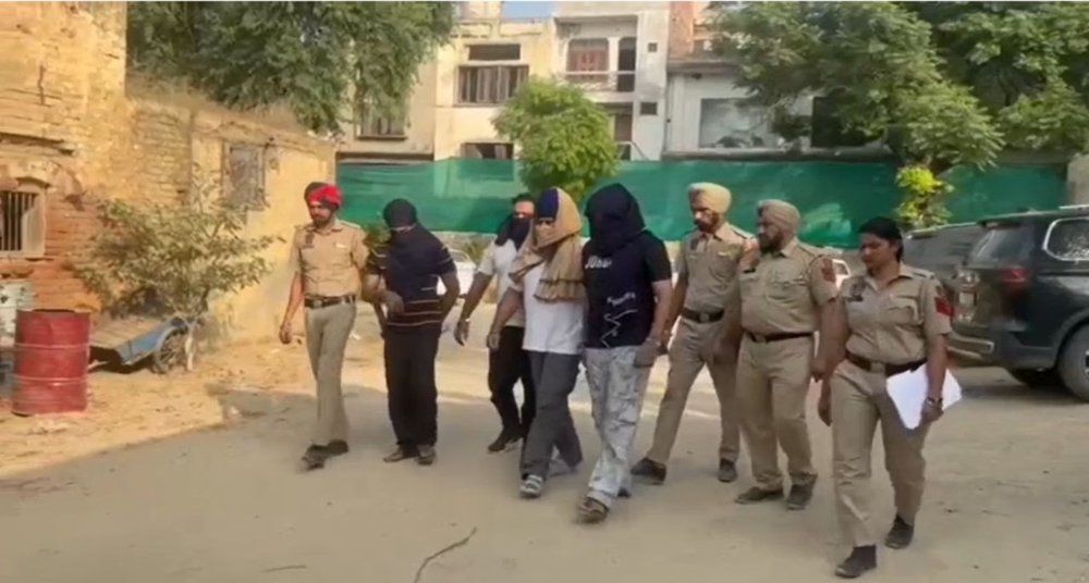 पंजाबी गायक गिल मानूके समेत पांच गिरफ्तार, हथियारों का जखीरा बरामद