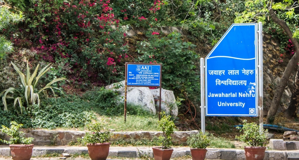 छात्र डाइनिंग हॉल में रहने को मजबूर, जर्जर इमारतें और खराब व्यवस्था बनी खतरा