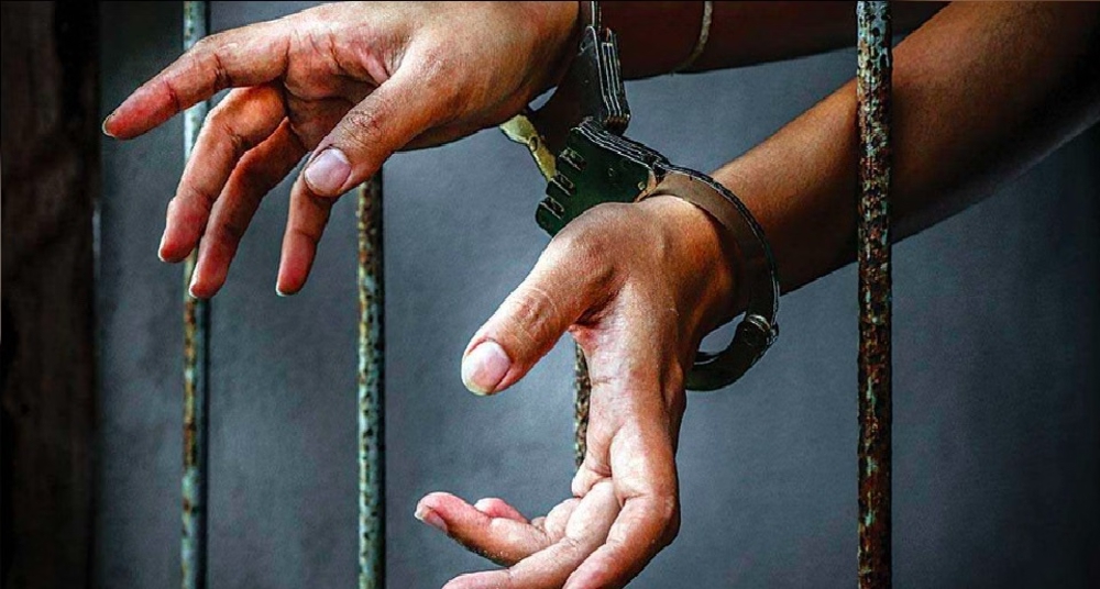 बीयर के पैसे मांगने पर दुकानदार पर चाकू से हमला, गोली चलाई