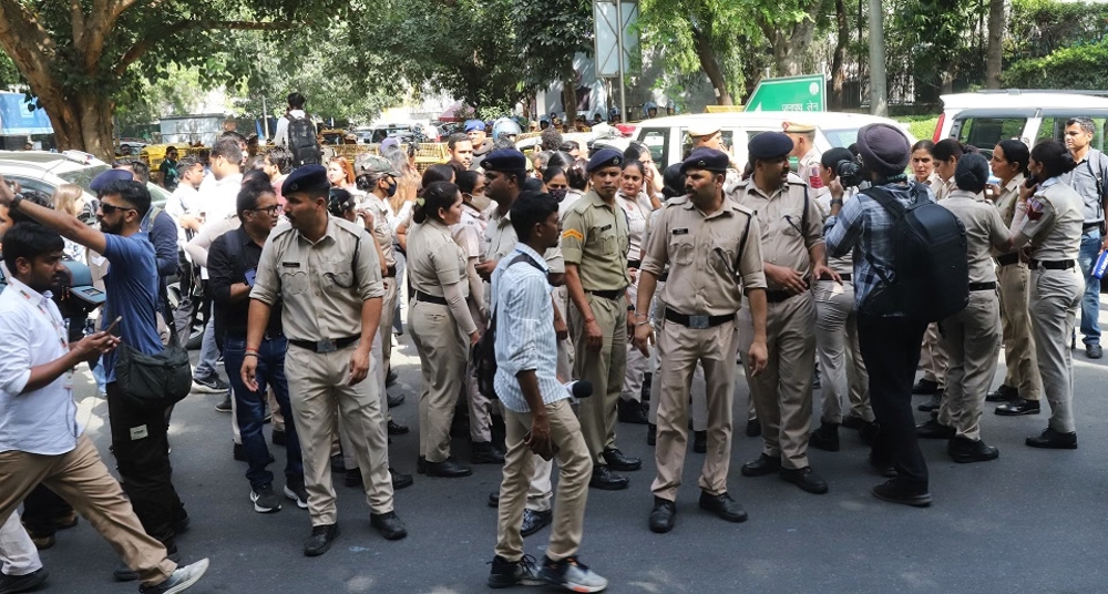 लुटियंस दिल्ली की सड़कों पर फैले प्रदर्शनकारी, पकड़ने के लिए दौड़ती रही पुलिस
