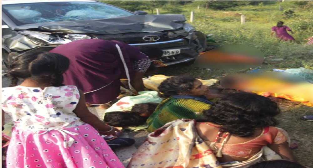 कार-टेंपो की जोरदार भिड़ंत, तीन लोगों की मौत, 16 घायल