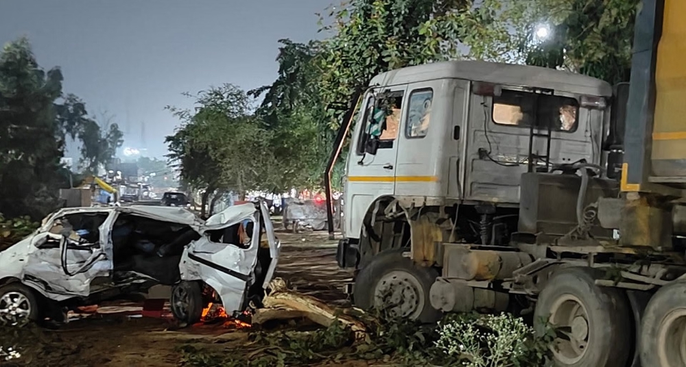 डंपर ने कार में मारी टक्कर, तीन की मौत