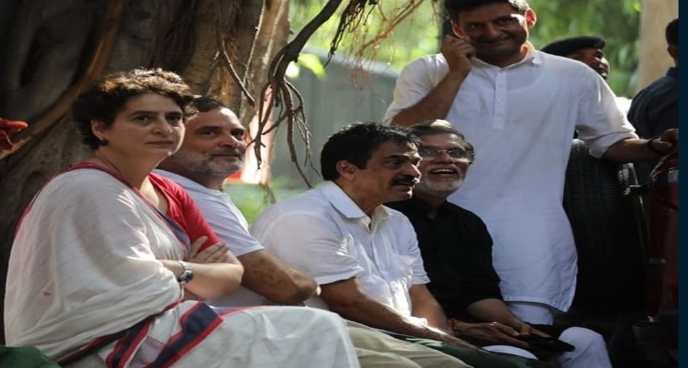 राहुल और प्रियंका गांधी के खिलाफ एफआईआर दर्ज