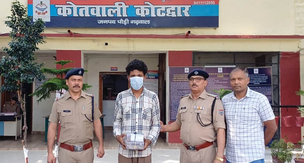 बढ़ते खर्चों के लिए मां के 20 लाख के जेवर चोरी कर राजस्थान भागा बेटा, गिरफ्तार
